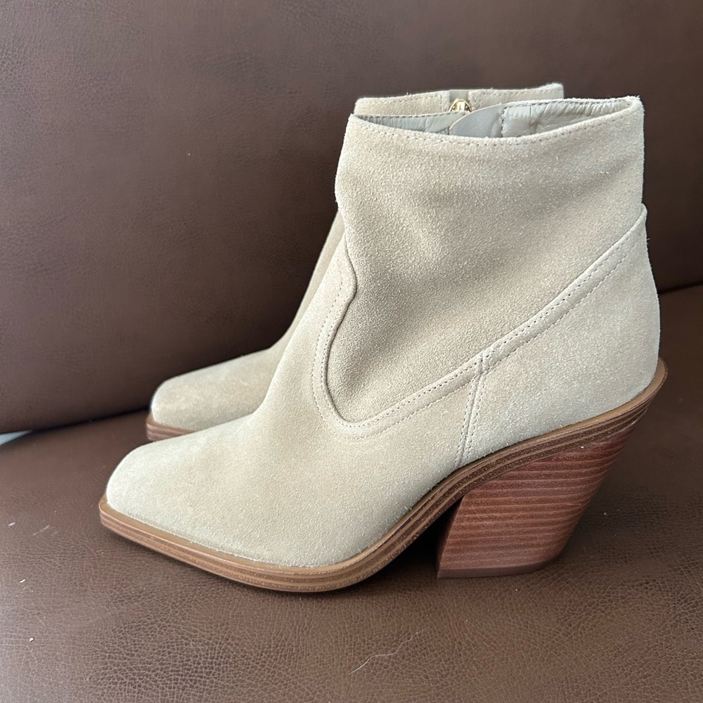 Vince Camuto Amtinda square toe suede leather booties 7 western